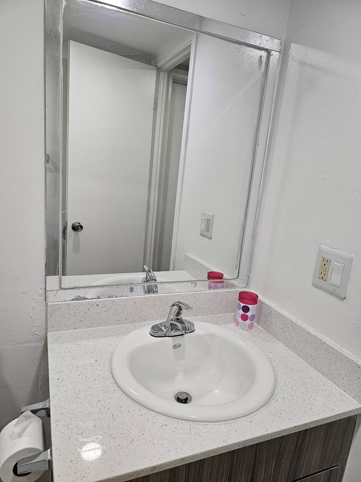 Room In Apartment - The Sample Rd Retreats بومبانو بيتش المظهر الخارجي الصورة
